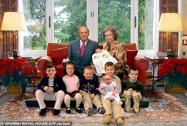 Die spanische Königsfamilie veröffentlichte dieses Foto im Dezember 2005 – ein Sprecher musste jedoch später zugeben, dass es bearbeitet worden war, nachdem Fans bemerkt hatten, dass König Juan Carlos ein Bein fehlte