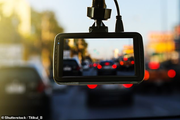 Der Blick auf das Mobiltelefon ist neben dem Überfahren einer roten Ampel eines der häufigsten mit der Dashcam erfassten illegalen Verkehrsdelikte. 82 Prozent der Kamerabesitzer gaben an, illegale Aktivitäten beobachtet zu haben