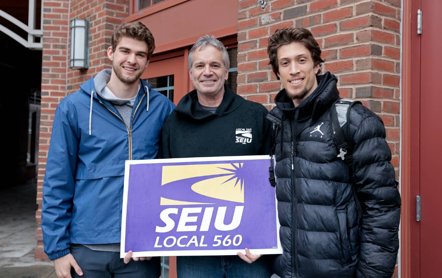 Dartmouth-Spielerorganisatoren mit einem SEIU Local 560-Schild