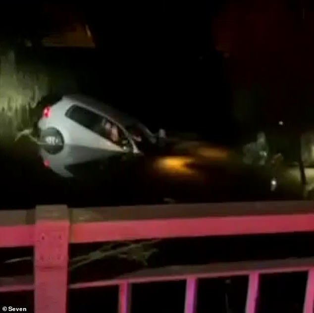 Die Bewährungshelferin Kiesha McJannet rettete eine Frau aus einem sinkenden Auto (im Bild) im Norden Sydneys