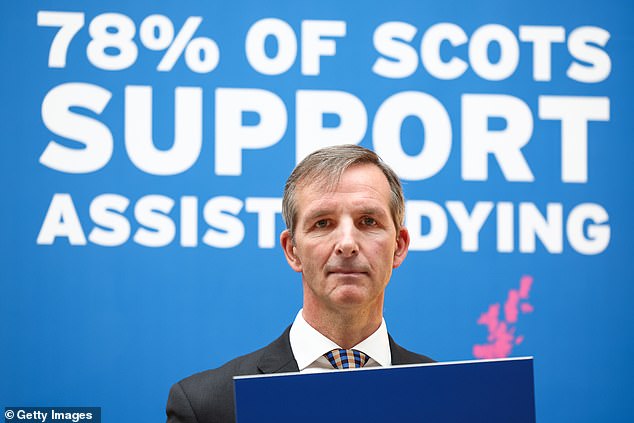 Der liberaldemokratische MSP Liam McArthur stellte den Gesetzentwurf vor, über den die MSPs voraussichtlich später in diesem Jahr abstimmen werden – er kam, nachdem bei einer Konsultation festgestellt wurde, dass 76 Prozent der Schotten die Vorschläge unterstützten
