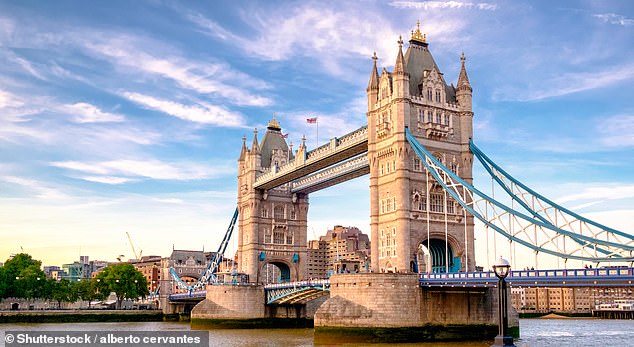 Mit einer Länge von nur 0,15 Meilen (0,24 km) würde die Londoner Tower Bridge fast 683 Mal über die längste Brücke der Welt passen