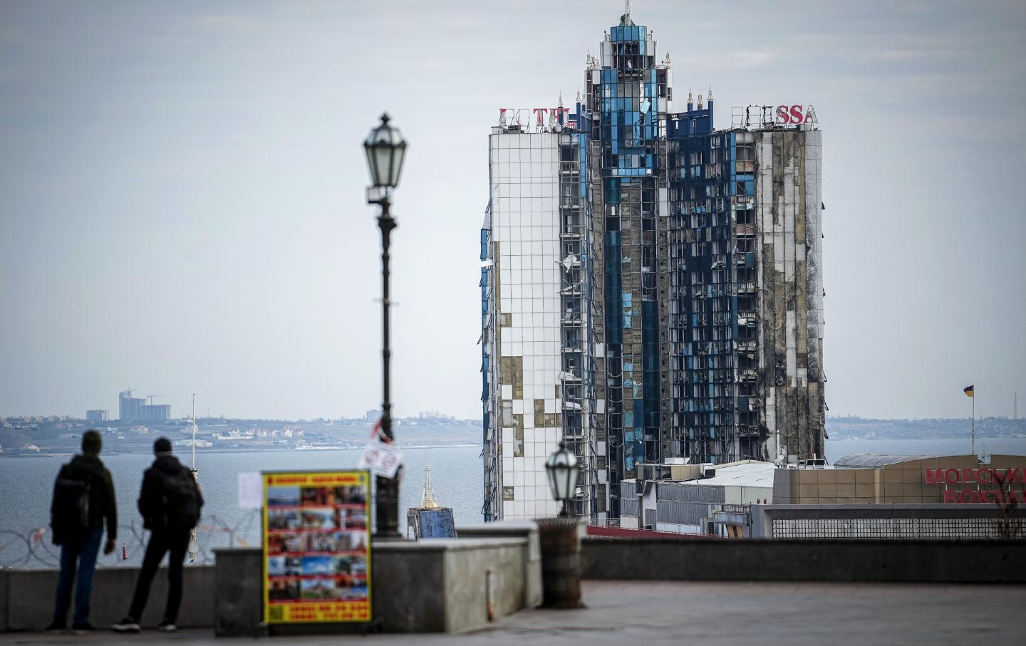 Die Hülle des Hotels Odessa ist morgens in der Hafenstadt zu sehen.  Am 25. September 2023 trafen russische Marschflugkörper das Hotel.