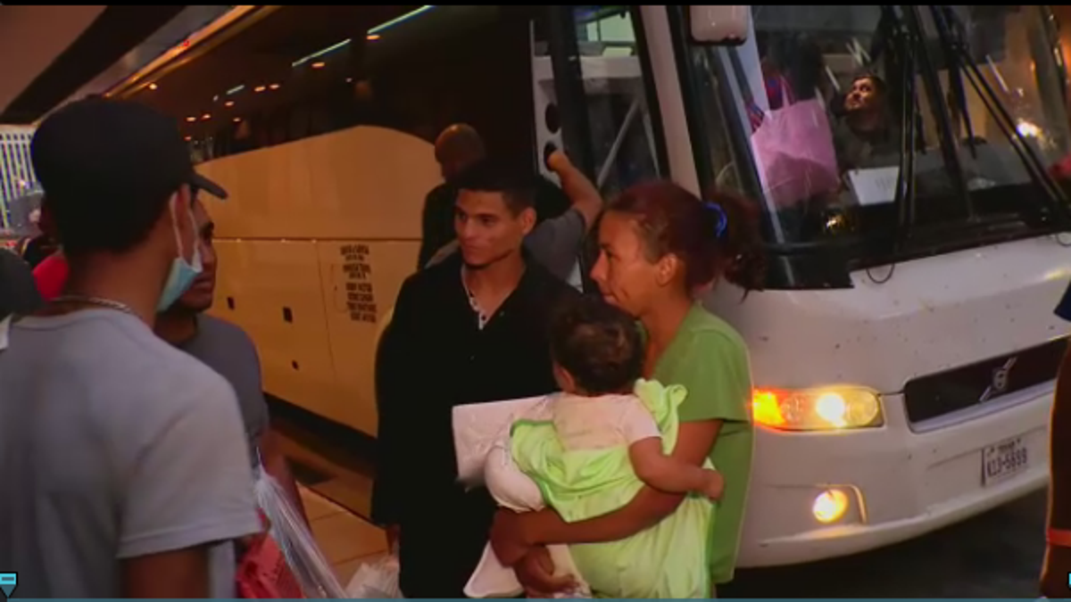 Eine Migrantenfamilie in Chicago, die mit einem Bus aus Texas ankommt