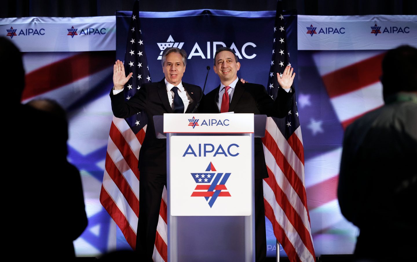 Außenminister Antony Blinken (l.) wird vom Präsidenten des American Israel Public Affairs Committee (AIPAC), Michael Tuchin, während des jährlichen Politikgipfels des Komitees im Grand Hyatt am 5. Juni 2023 in Washington, DC, auf der Bühne begrüßt.