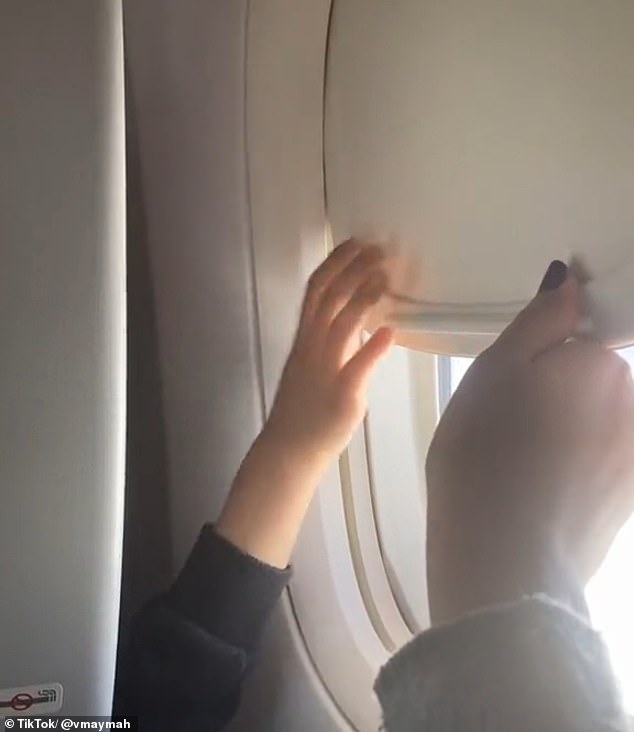In dem Video, das über 16,3 Millionen Mal angesehen wurde, sitzt Umaymah auf ihrem Sitz im Flugzeug mit hochgezogenem Fensterrollo und Licht fällt herein, wenn ein Kind es schließt