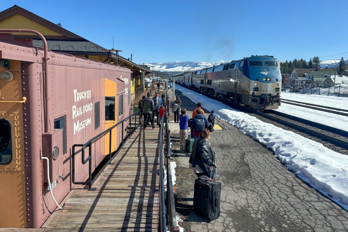 Szenen einer Fahrt mit Amtraks Langstreckenzug California Zephyr durch die nördliche Sierra Nevada.