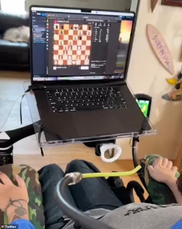 Der behinderte Mann, der vor acht Jahren einen ungewöhnlichen Tauchunfall erlitt, der ihn von den Schultern abwärts gelähmt hatte, spielte erfolgreich Schach online und nutzte dabei nur seinen Verstand