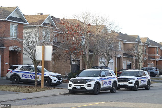 Nach Angaben der Behörden wurden am Mittwochabend gegen 23 Uhr sechs Personen in einem Haus südlich der Innenstadt der Stadt gefunden