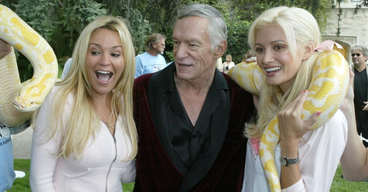   Bridget Marquardt, Hugh Hefner und Holly Madison posieren mit einer Schlange, als sie am 16. Oktober 2004 beim 10. jährlichen Safari-Brunch im Playboy Mansion in Beverly Hills, Kalifornien, ankommen.  (Foto von Frazer Harrison/Getty Images)