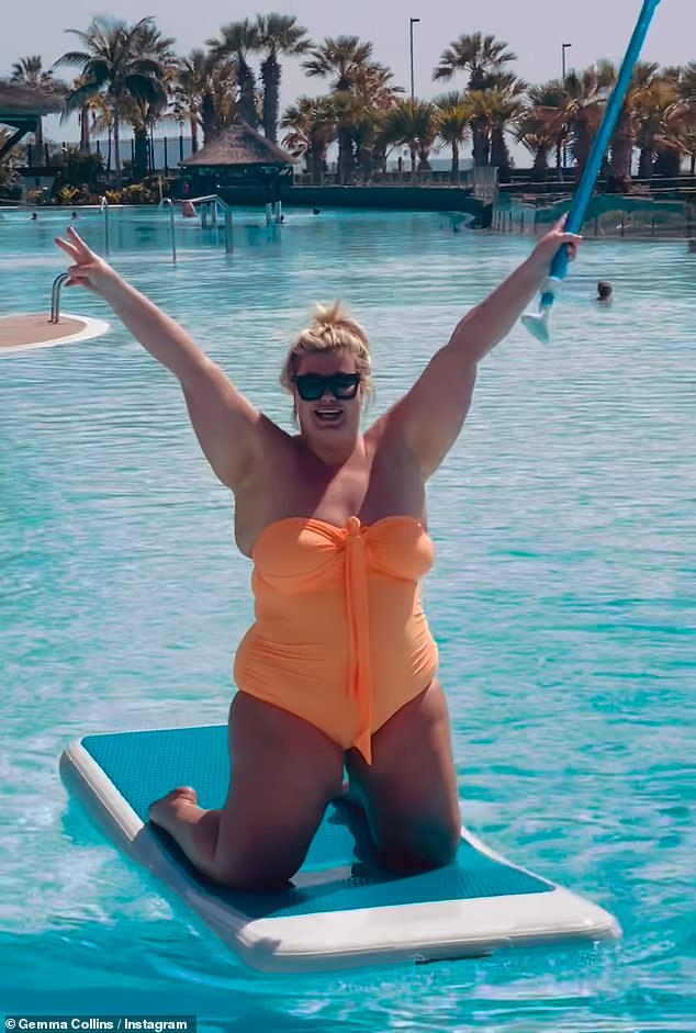 Gemma Collins, 43, schlüpfte in einen trägerlosen orangefarbenen Badeanzug, als sie während ihres unterhaltsamen Urlaubs in Spanien am Dienstag ihre beeindruckenden Balancefähigkeiten unter Beweis stellte