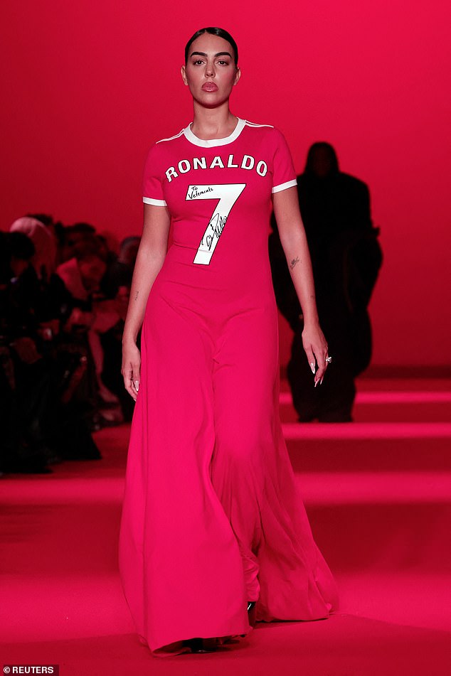 Georgina Rodriguez würdigte ihren Fußballfreund Cristiano Ronaldo, als sie am Freitag während der Paris Fashion Week an der Vetements Womenswear Herbst/Winter 2024-2025-Show teilnahm