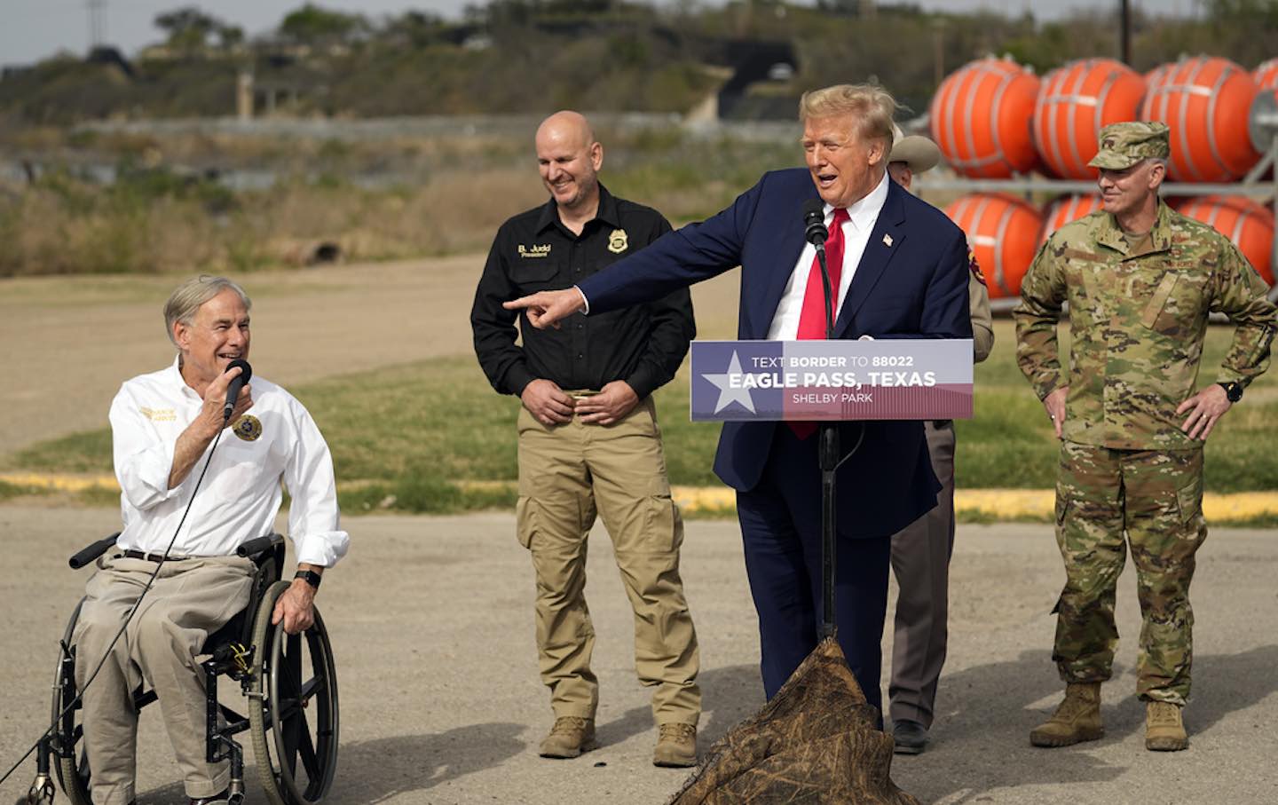 Donald Trump zeigt auf den Gouverneur von Texas, Greg Abbott, während er im Shelby Park während eines Besuchs an der Grenze zwischen den USA und Mexiko am Donnerstag, dem 29. Februar 2024, in Eagle Pass, Texas, spricht.