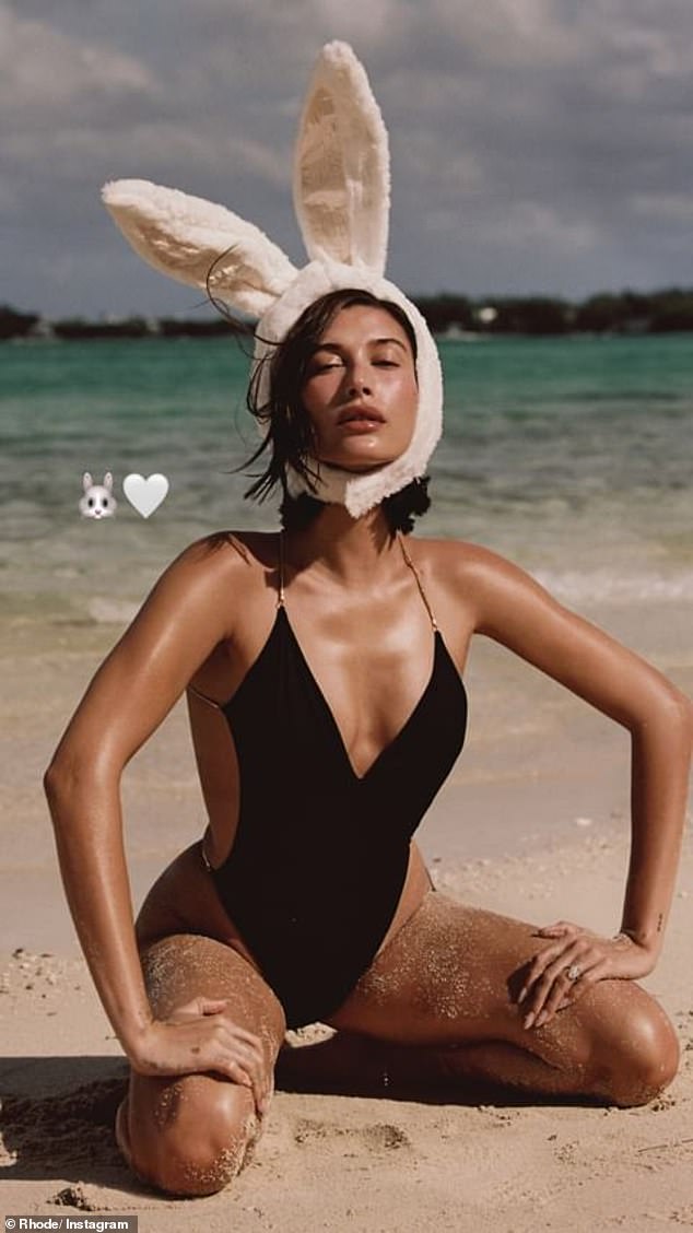 Hailey Bieber brachte Prominente dazu, Ostern mit einem Schnappschuss zu feiern, den sie in ihren Instagram Stories teilte.  Die 27-jährige Gründerin von Rhode Beauty posierte am Strand in einem einteiligen schwarzen Badeanzug mit tiefem Ausschnitt
