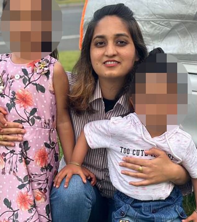 Harjit Kaur, 30, (im Bild mit ihren beiden kleinen Kindern, zwei und vier) starb auf tragische Weise nach einer „routinemäßigen“ chirurgischen Abtreibung in einer Frauenklinik in Melbourne