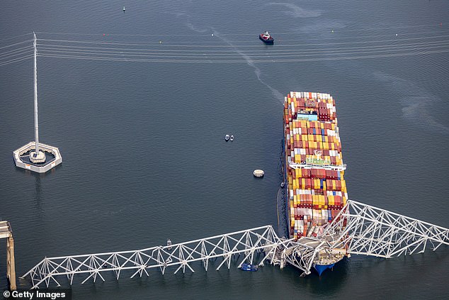 Das Schiff – die unter singapurischer Flagge fahrende Dali – war 20 Minuten unterwegs, als es gegen eine Stützsäule auf der Brücke prallte