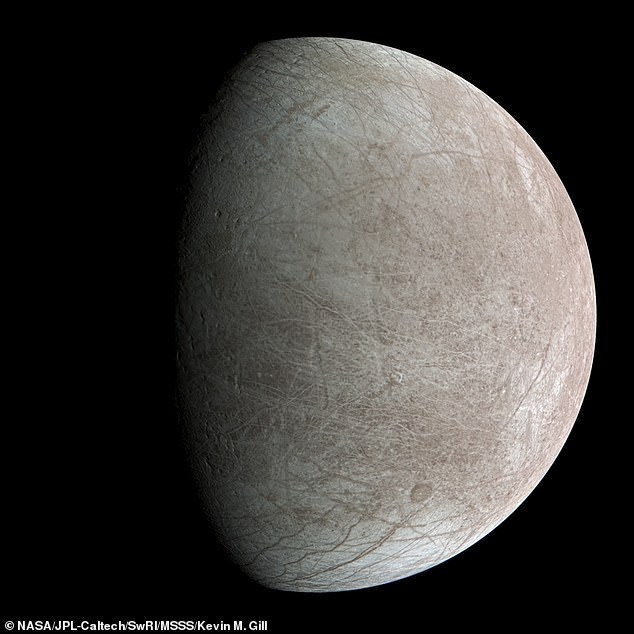 Europa besteht aus einer eisigen Hülle, die schätzungsweise etwa 24 Kilometer dick ist, und einer sehr dünnen Atmosphäre.  Hier ist es abgebildet, aufgenommen von der Raumsonde Juno, September 2022
