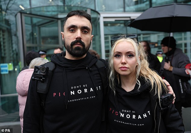 Tarion und Joey (im Bild links und rechts) führten im Februar eine Protestaktion vor einem Sainsbury's-Supermarkt in London an