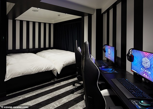 Abgebildet ist ein privates Zweibettzimmer im Hotel, das mit Gaming-PCs für jede Person ausgestattet ist
