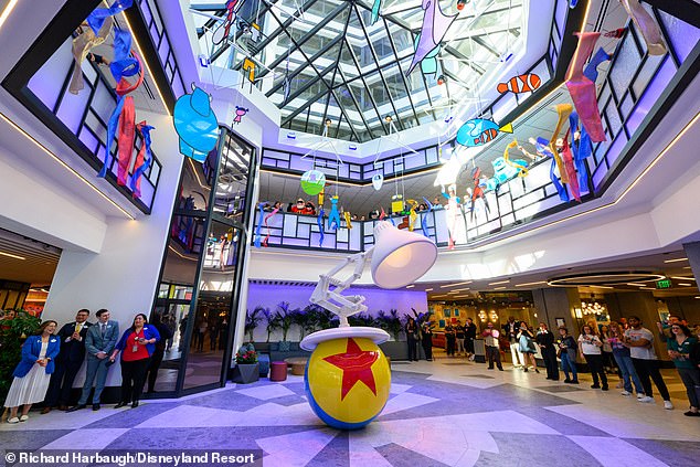 Das Pixar Place Hotel ist eine farbenfrohe Hommage an das renommierte Animationsstudio.  Abgebildet ist die Hotellobby, in der eine Skulptur von Pixars Lampe im Mittelpunkt steht
