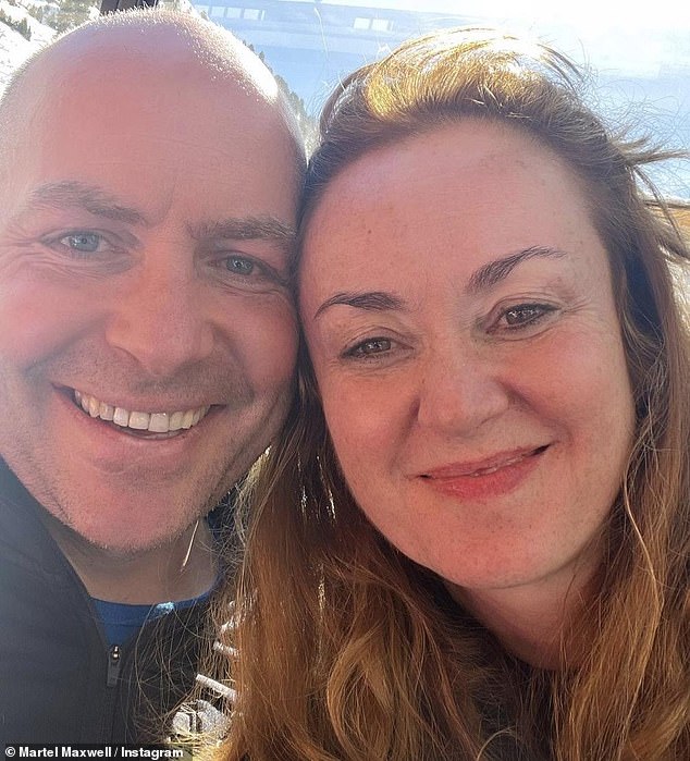 Homes Under The Hammer-Moderatorin Martel Maxwell postete am Mittwoch auf Instagram ein seltenes Bild ihres Mannes anlässlich eines atemberaubenden Skiausflugs, den das Paar in die österreichischen Alpen unternahm