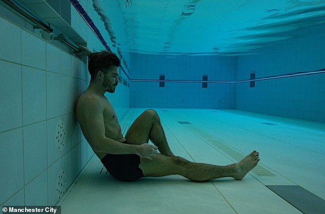 Jack Grealish hat ein Update seiner Genesung gepostet – und hat sogar versucht, unter Wasser den Atem anzuhalten
