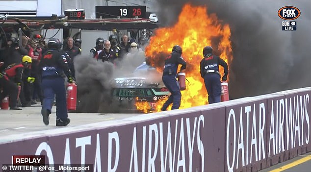 James Courtneys Ford Mustang fing letztes Jahr im Albert Park Feuer, kurz nachdem er in die Boxengasse zurückgekehrt war, weil er Rauch roch