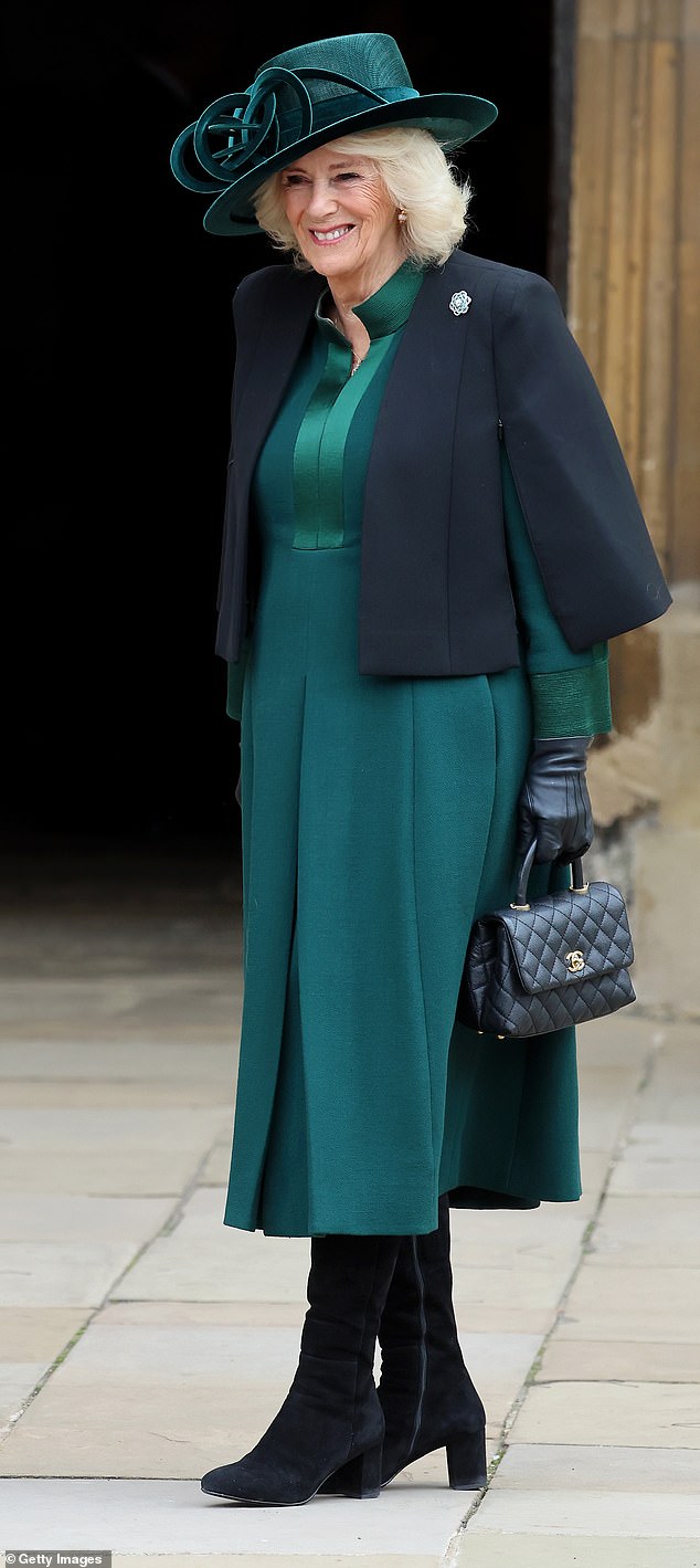 Eine Königin in Grün!  Camilla sah elegant aus in einem renngrünen Kleid mit passendem Hut, dazu schwarze kniehohe Stiefel aus Wildleder und eine schwarze Clutch
