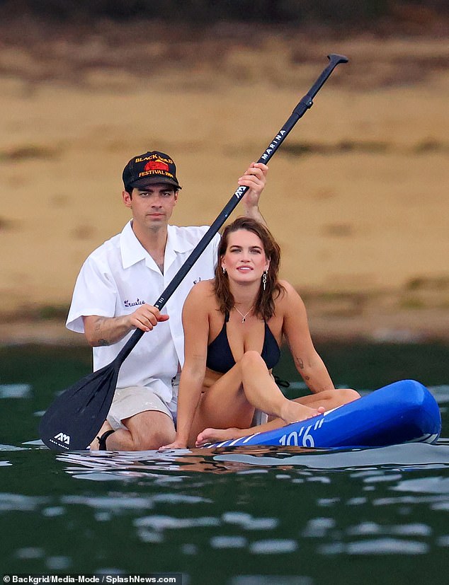 Joe Jonas genoss einen Nachmittag voller Bootsfahrten und Wassersport mit seinen berühmten Brüdern und seiner angeblichen Model-Freundin Stormi Bree