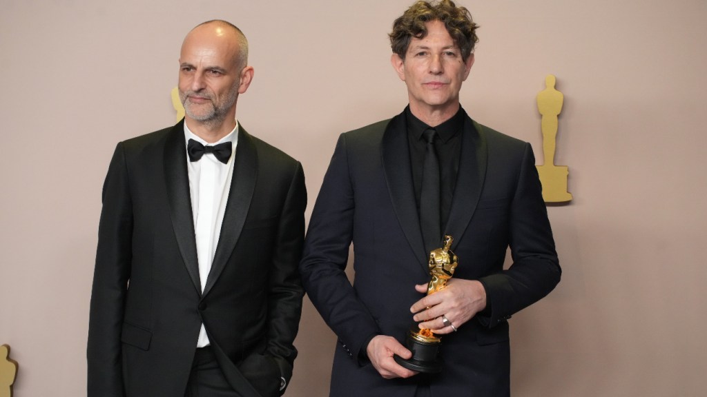 Jonathan Glazer (rechts), Gewinner des Preises für den besten internationalen Spielfilm für „The Zone of Interest“, posiert mit James Wilson.