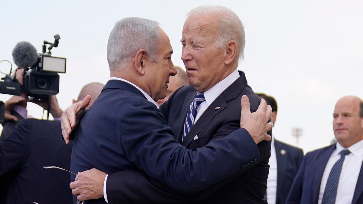 Netanyahu und Biden umarmen sich