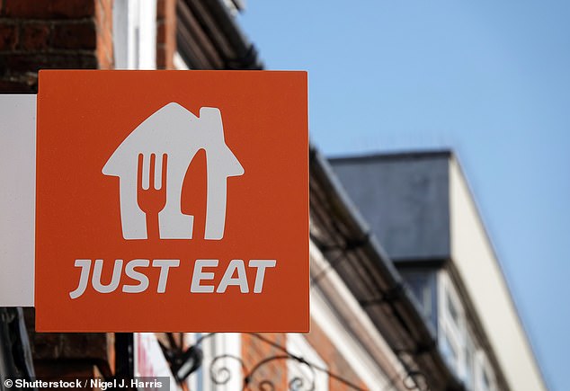 Ein Just Eat-Schild an der Wand in der High Street, Billericay, Essex