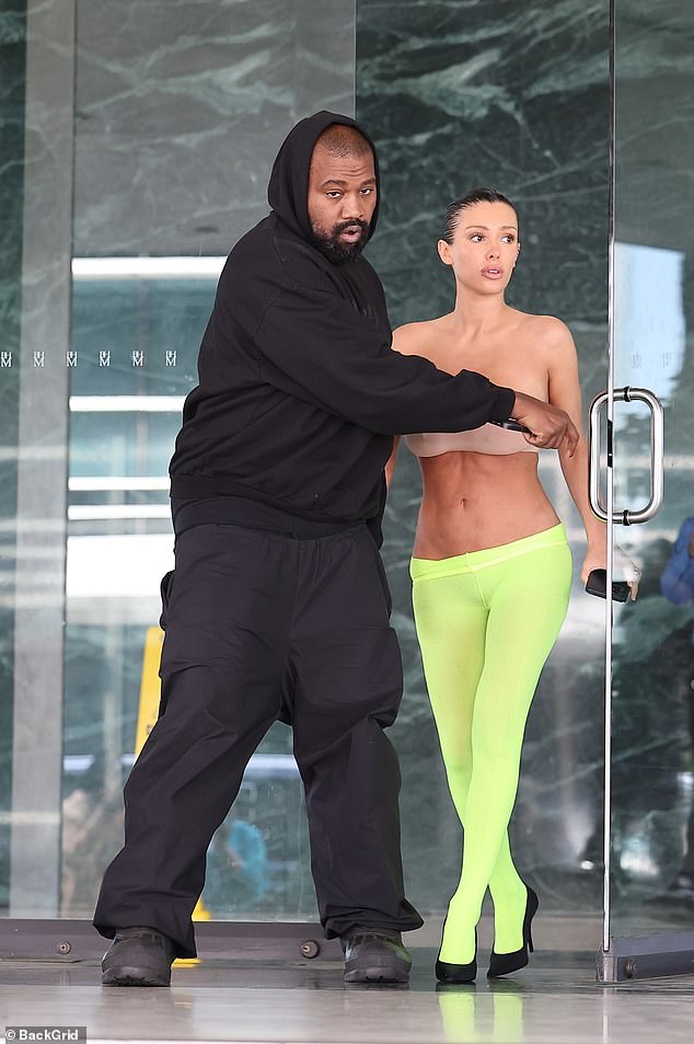 Der 46-jährige Kanye West und seine 29-jährige Frau Bianca Censori erregten in LA erneut Aufsehen mit ihrem neuesten empörenden Auftritt – doch ein Experte für Körpersprache hat herausgefunden, dass dieser Ausflug möglicherweise eine andere Dynamik zwischen den beiden zum Ausdruck gebracht hat