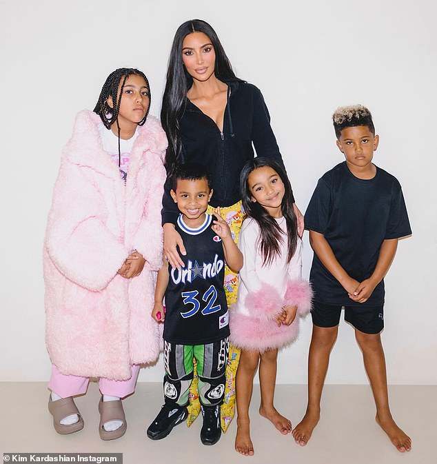 Kim (im Bild mit ihren Kindern North (10), Saint (8), Chicago (6) und Psalm (4) hat deutlich gemacht, dass sie „ihre Kinder immer an die erste Stelle setzen“ wird.