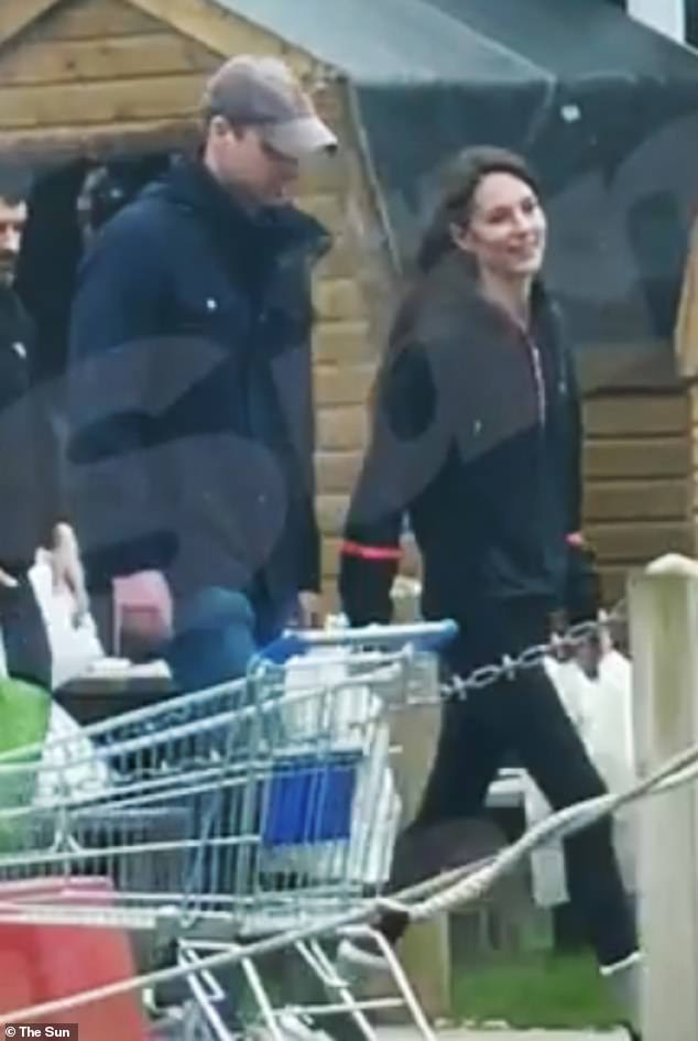 Kate lächelte, als sie mit William eine weiße Einkaufstasche trug, während sie mit William zum örtlichen Hofladen der Wales in Windsor ging