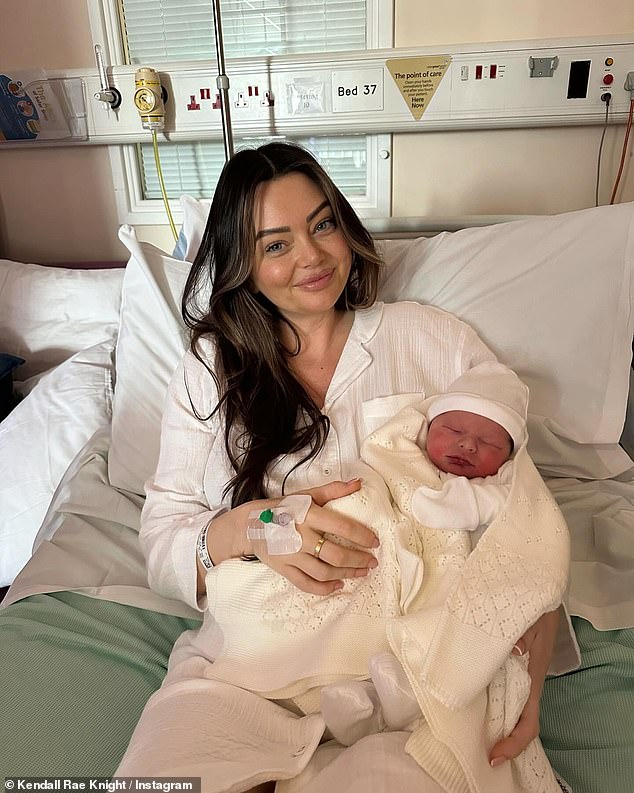 Kendall Rae Knight hat mit ihrem Football-Freund Andrew Hughes ihr erstes Kind zur Welt gebracht, einen kleinen Jungen namens Cooper