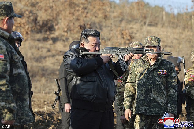 Der nordkoreanische Staatschef Kim Jong Un schwang eine Waffe, als er eine große operative Trainingsbasis inspizierte, und forderte sein Militär auf, die „echten Kriegsübungen“ zu intensivieren, berichteten staatliche Medien am Donnerstag