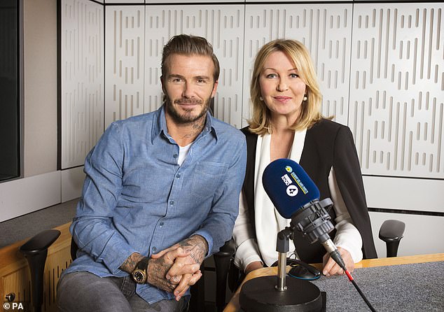 Ausstieg: Die BBC-Radio-DJ musste 2019 aufgrund ihrer gesundheitlichen Probleme ihre Tätigkeit als Moderatorin der Sendung „Desert Island Discs“ von Radio 4 (im Bild mit David Beckham) aufgeben