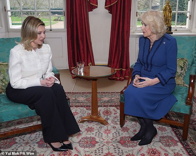 Die Königin traf am Donnerstag die First Lady der Ukraine Olena Zelenska im Clarence House (im Bild)