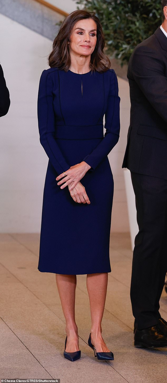 Der 51-jährige König sah während einer Gedenkveranstaltung zu Ehren der fast 200 Opfer des Zuganschlags 2004 in Madrid in einem dunkelblauen, langärmeligen Kleid elegant aus
