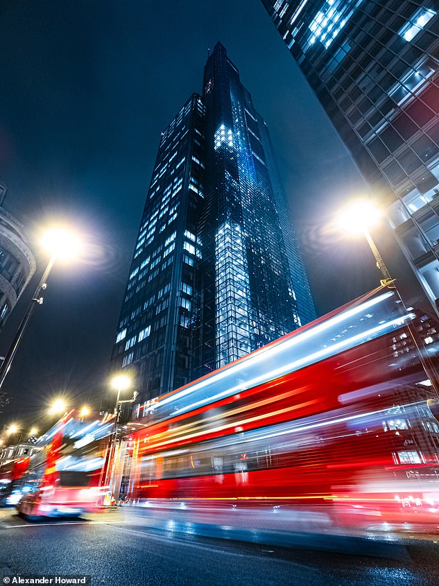 Dieses Foto, das den Heron Tower in London einfängt, wurde mit einem Sony Xperia 1 V aufgenommen. Der Fotograf Alexander Howard erklärte: „Vor ein paar Monaten hatte ich die Idee, mit einem Smartphone nachts Langzeitbelichtungen zu machen.“ London'