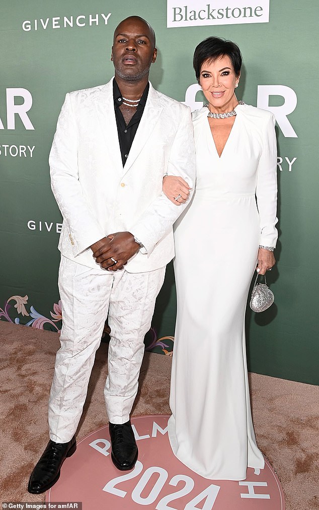 Kris Jenner und ihre langjährige Liebe Corey Gamble stimmten ihre Outfits bei der amfAR Palm Beach Gala am Samstagabend aufeinander ab