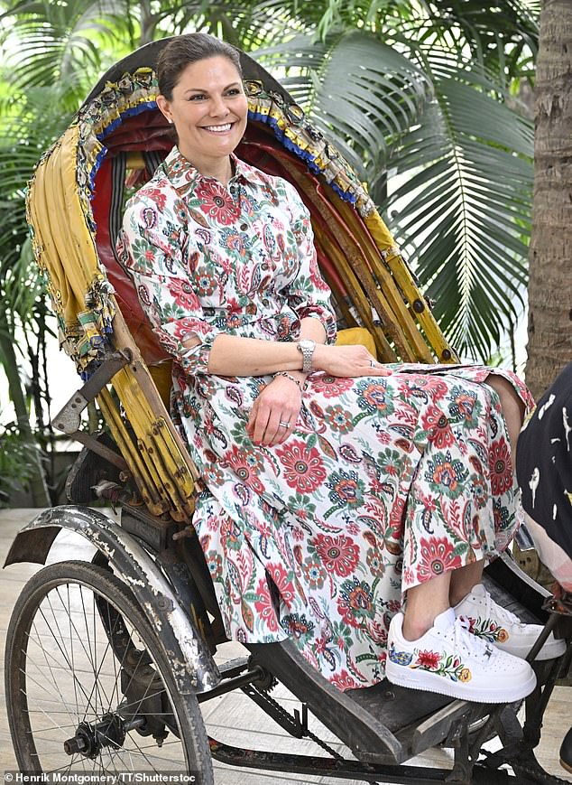 Kronprinzessin Victoria von Schweden wirkte fröhlich, als sie eine Fahrradrikschafahrt in Dhaka genoss
