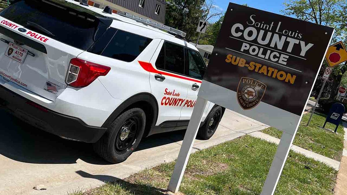 Polizeiauto von Saint Louis County am Umspannwerk
