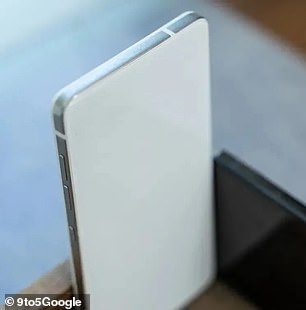 Die Tech-Seiten 9to5Google und 9to5Mac haben eine Theorie darüber, wie ein polierter Titanrahmen für das iPhone 16 Pro aussehen könnte: Sie zeigen ein Bild von Googles kurzlebigem Essential Phone 2017 (oben), bei dem das gleiche Metall in polierter Form verwendet wurde