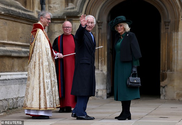 König Charles und Königin Camilla kommen zum Ostergottesdienst in der St. George's Chapel in Windsor Castle