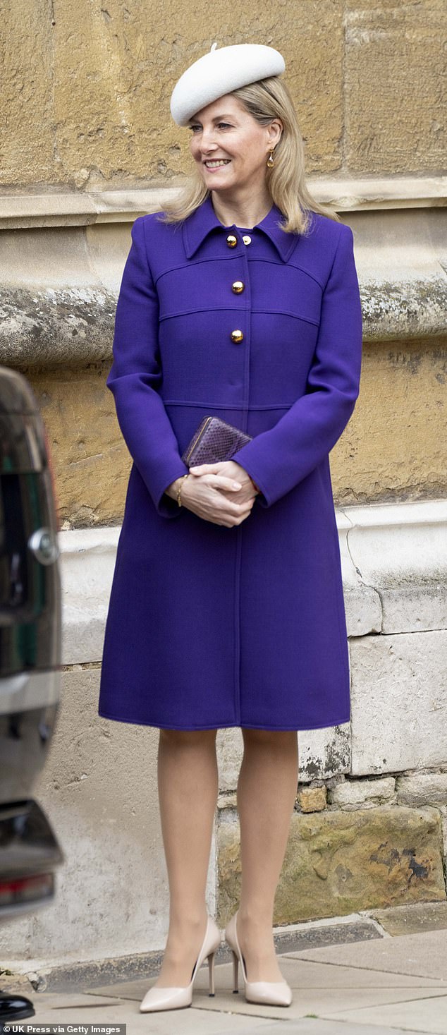 Der 59-jährige König entschied sich für eine leuchtend violette, maßgeschneiderte Blazerjacke, die er mit cremefarbenen Absätzen und einer weißen Baskenmütze trug