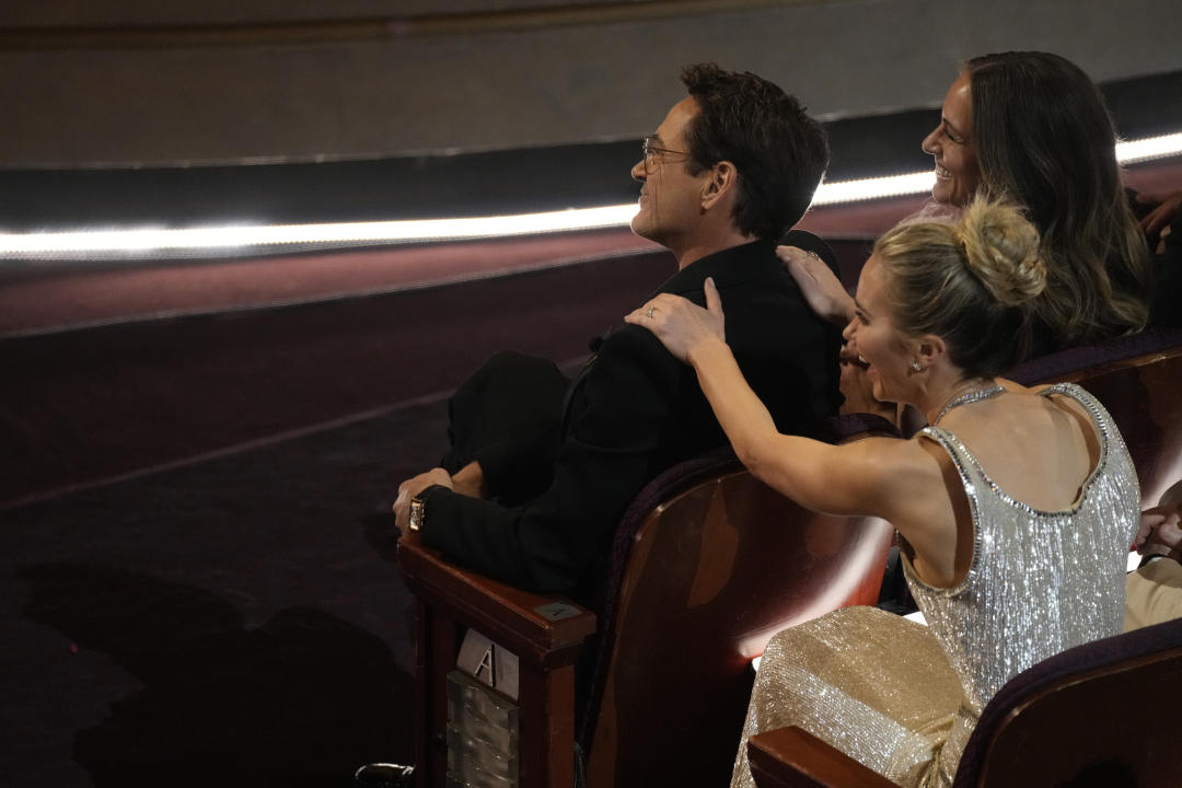 Robert Downey Jr. (links) und Emily Blunt treten während der Oscar-Verleihung am Sonntag, dem 10. März 2024, im Dolby Theater in Los Angeles im Publikum auf.  (AP Photo/Chris Pizzello)