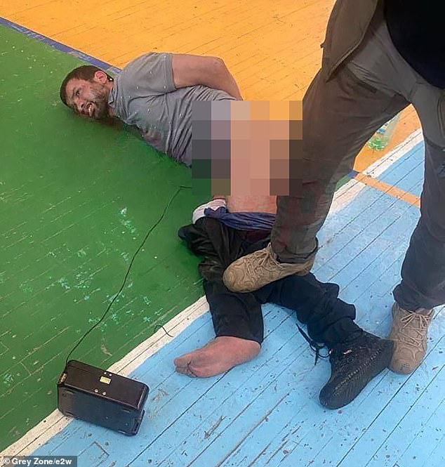 Fotos zeigten einen der mutmaßlichen Terroristen namens Shamsuddin Fariddun, der mit heruntergezogener Hose und offensichtlich an seiner Leistengegend befestigten Drähten auf dem Boden einer Turnhalle lag