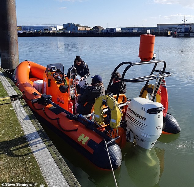 Seit 2021 führen zwei Hull-Wissenschaftler mithilfe hochauflösender Geräte zur Meeresbodenkartierung Meeresbodensuchen nach den Überresten der Stadt durch.  Im Bild: Aufbruch zu einer Umfrage im Jahr 2022